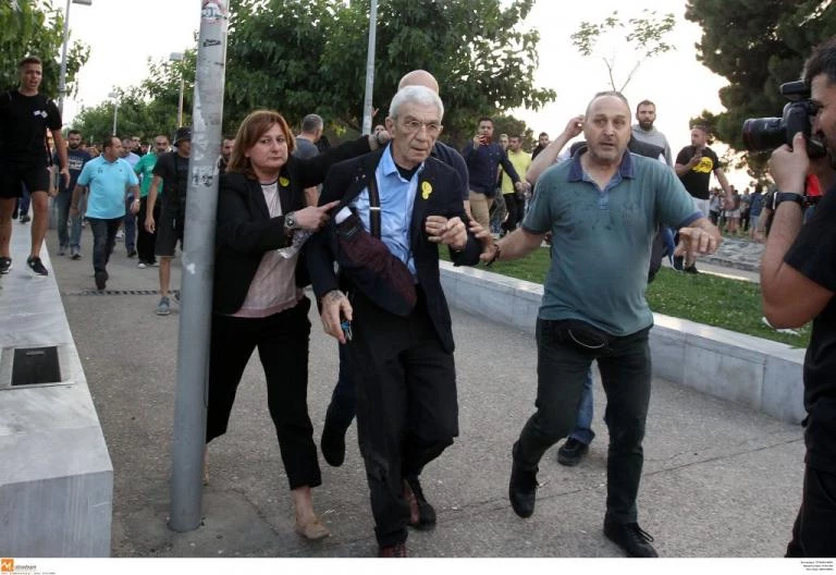 Συγκέντρωση αλληλεγγύης για τον Μπουτάρη στο Δημαρχείο Αθηνών (Εικόνες-Βίντεο)